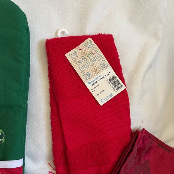 Set Of Christmas Kitchen Linens & Accessories Including Oven Mitts Pot Holders T - Picture 5 of 9